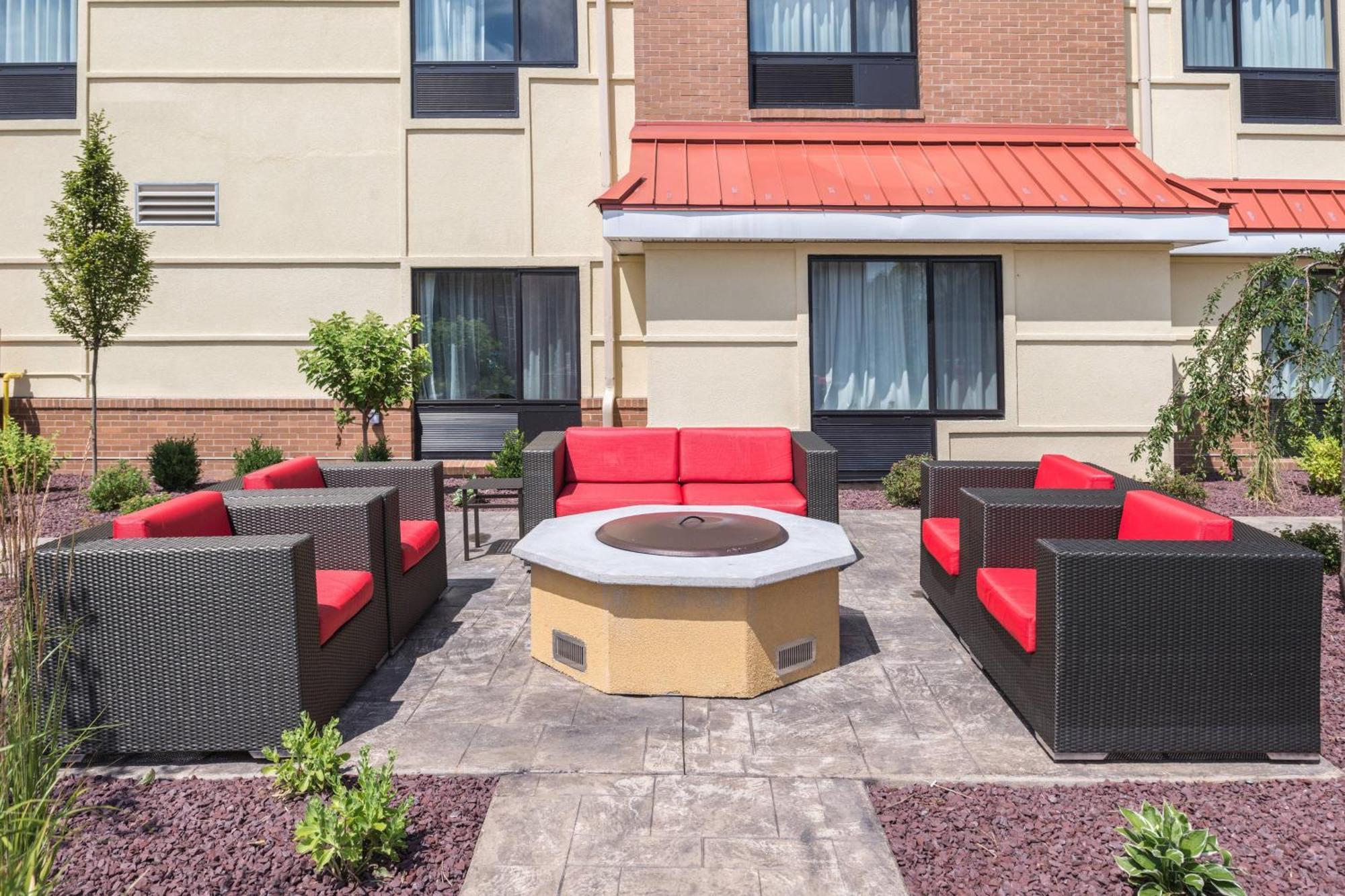 Towneplace Suites By Marriott New Hartford Екстериор снимка