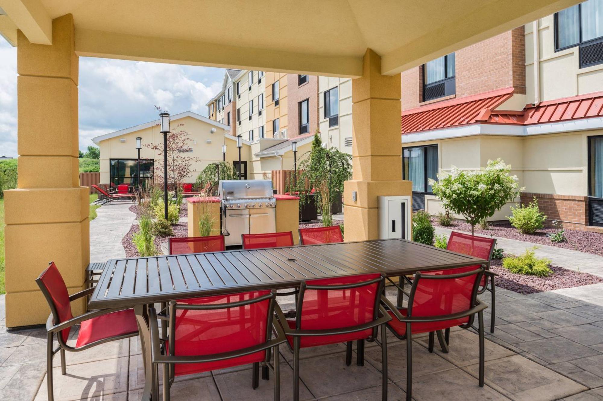 Towneplace Suites By Marriott New Hartford Екстериор снимка