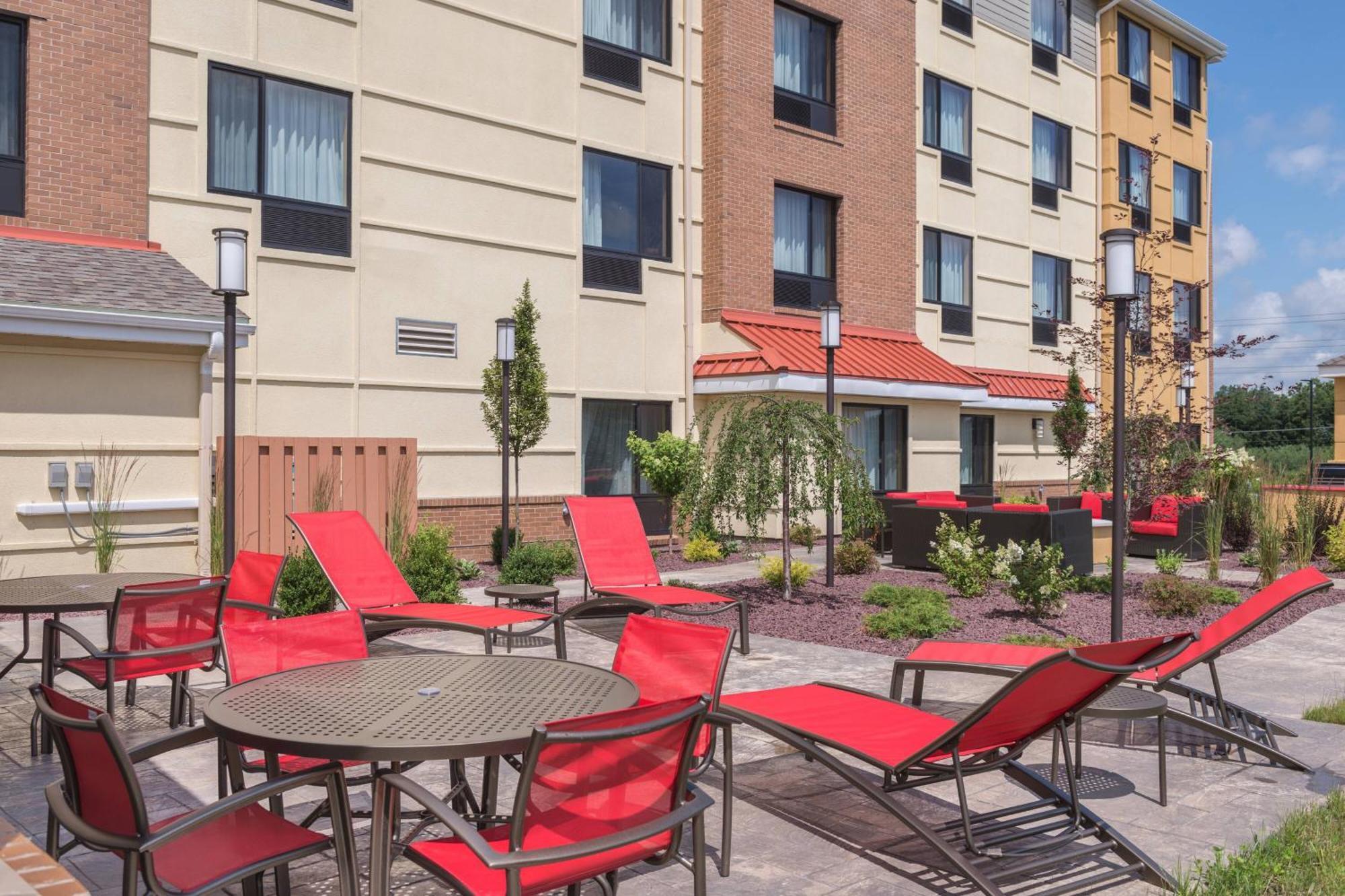 Towneplace Suites By Marriott New Hartford Екстериор снимка