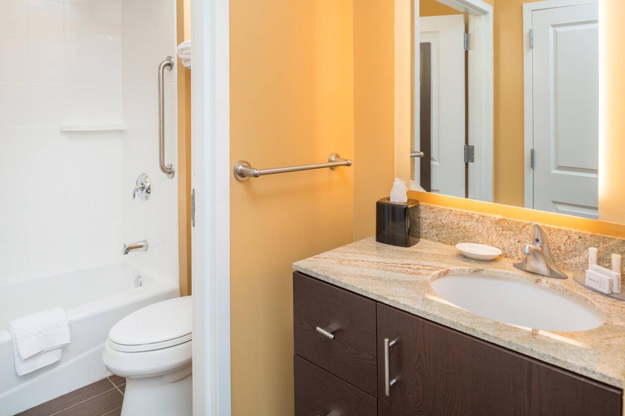 Towneplace Suites By Marriott New Hartford Екстериор снимка